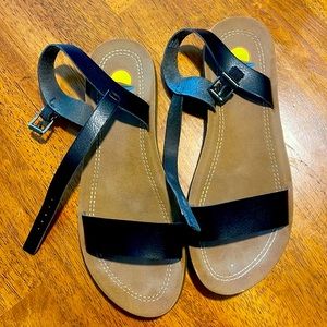 Maui Island Women’s Sandal’s Size 8M Flats Buckle Up Black